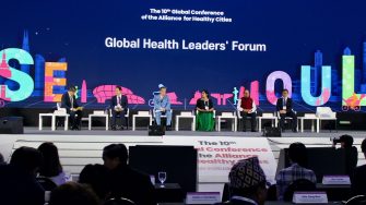 UNSW Cities Institute Director Peter Poulet hosting a session of international speakers at the Global Health Leaders’ Forum