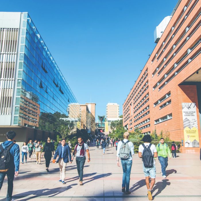 2021-09-campus-students-walking