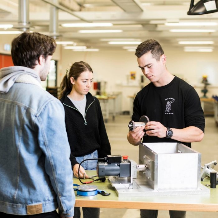 Students working together in Mechanical Engineering lab