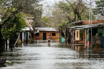 UNHCR provided more than 12 thousand elements to respond to the emergency in the Mojana region, including: shelter kits, water filters, plastic and mosquito nets. ; According to the Humanitarian Needs Overview, in 2022 the 11 municipalities of the Mojana region, 165 thousand people were heavily affected by flooding caused by heavy rains and the breaking of the Cara de Gato dike. This generated high protection risks, displacement of flooded communities, food insecurity, loss of crops, and difficulty in accessing basic rights and services.