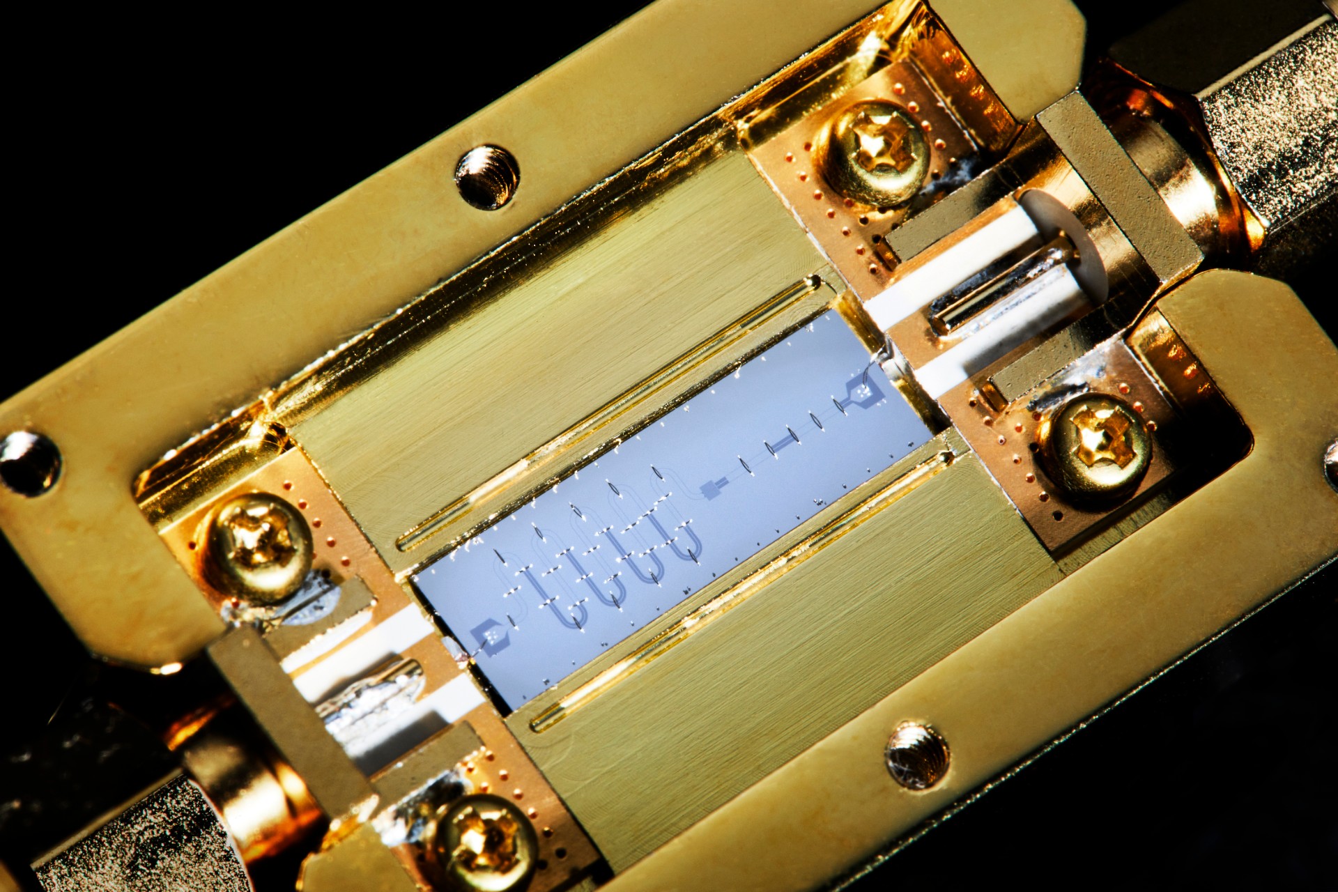 Squeezing device used to reduce noise for more precise measurements