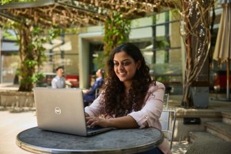 AGSM students working together outside in the courtyard setting on campus