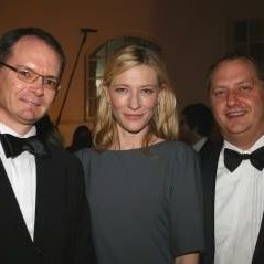 Justin wins the Eureka Prize for Scientific Research in 2009. Seen here on the night with Cate Blanchett and Prof. Brett Neilan (another Eureka prize winner).