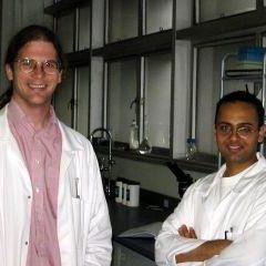 Dr Ian Harding and Dr Sridhar Iyengar from AgaMatrix Inc., a glucose biosensing company then in its early days, in our laboratory.