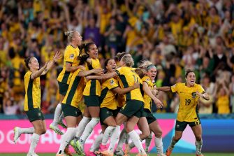 BRISBANE, AUSTRALIA - AUGUST 12: Players of Australia celebrate their side's victory in the penalty shoot out after Cortnee Vine of Australia scores her team's tenth penalty in the penalty shoot out during the FIFA Women's World Cup Australia & New Zealand 2023 Quarter Final match between Australia and France at Brisbane Stadium on August 12, 2023 in Brisbane, Australia. (Photo by Elsa - FIFA/FIFA via Getty Images)