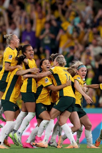 BRISBANE, AUSTRALIA - AUGUST 12: Players of Australia celebrate their side's victory in the penalty shoot out after Cortnee Vine of Australia scores her team's tenth penalty in the penalty shoot out during the FIFA Women's World Cup Australia & New Zealand 2023 Quarter Final match between Australia and France at Brisbane Stadium on August 12, 2023 in Brisbane, Australia. (Photo by Elsa - FIFA/FIFA via Getty Images)